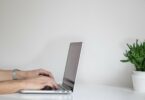 Personne se tenant au courant du coronavirus